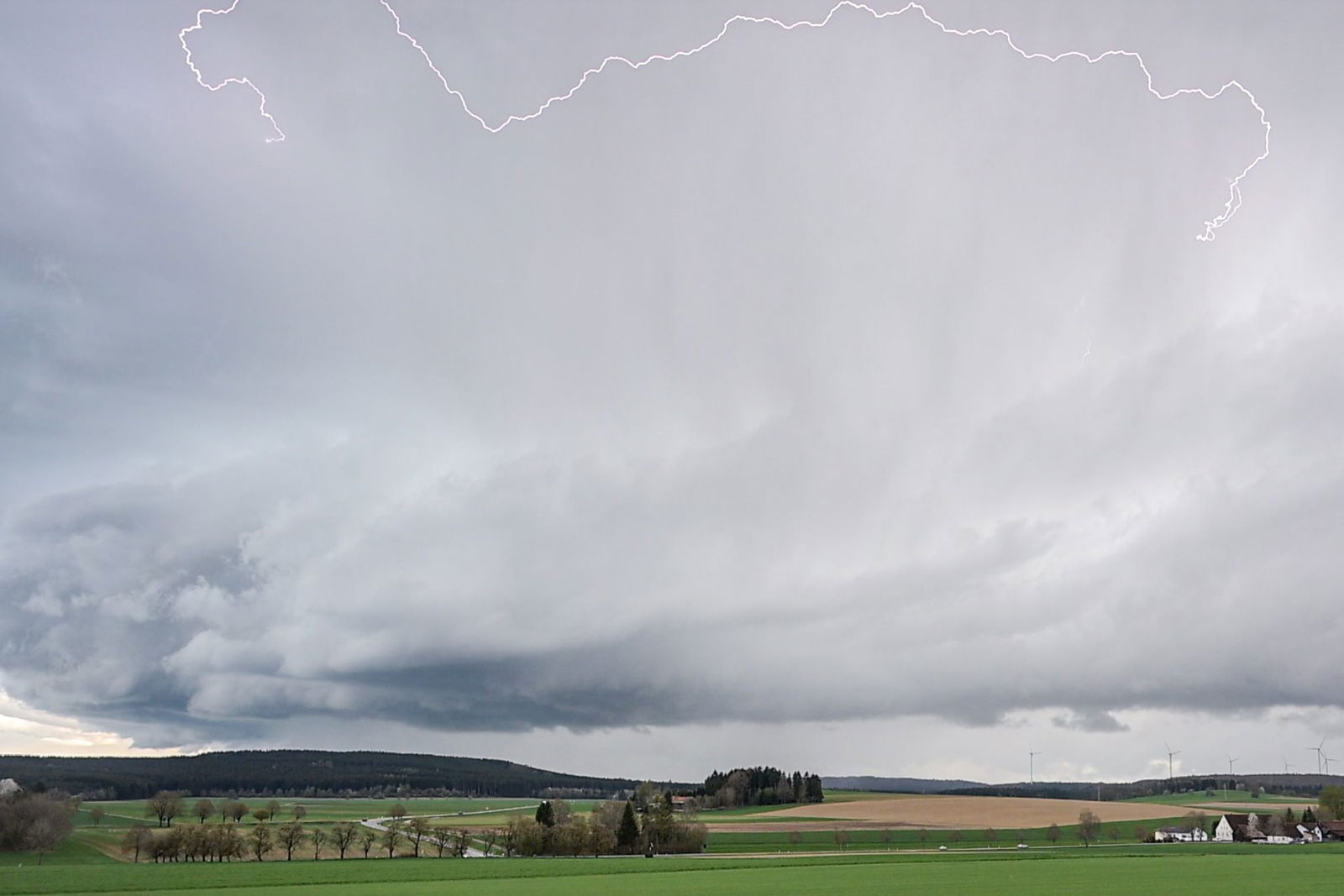 Heftige Gewitter und sogar Starkregen sagt der DWD für Mittwoch voraus. (Archivfoto)