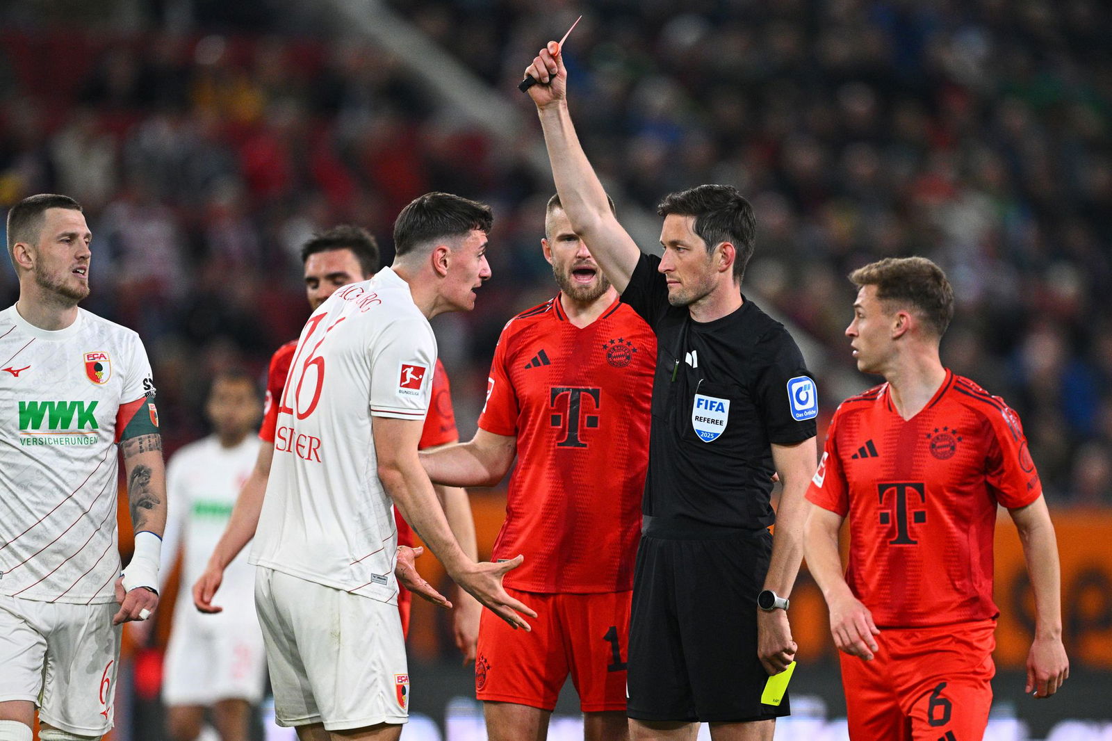 Eine Schlüsselszene: Augsburgs Cedric Zesiger sieht Gelb-Rot.