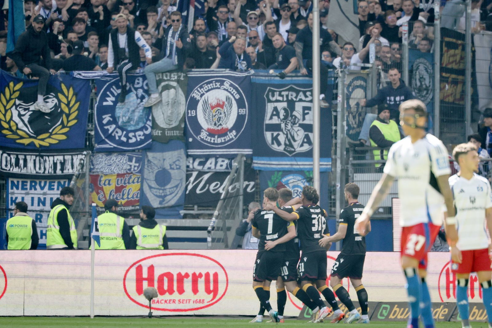 Durften vor der Pause zweimal jubeln: die KSC-Spieler (l)