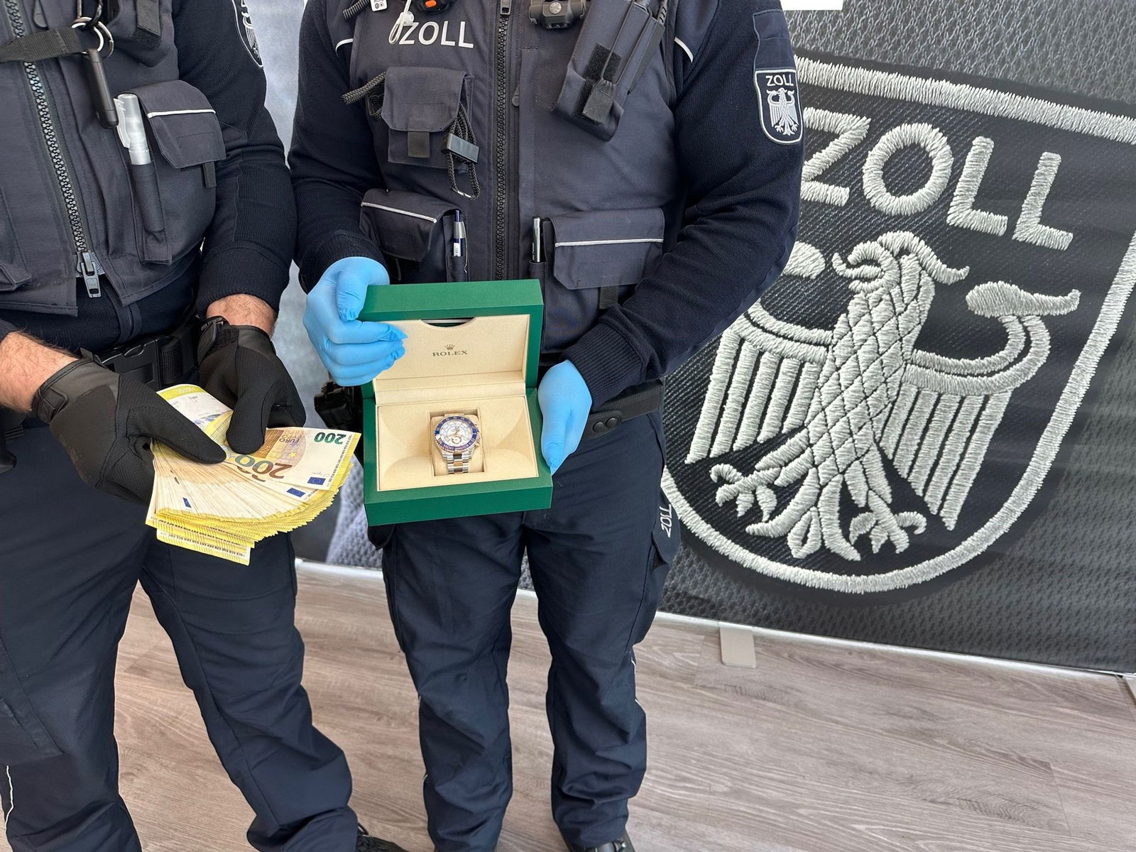Zoll-Ermittler haben bei einer Razzia wegen Schwarzarbeit viel Bargeld und teure Luxusuhren sichergestellt.