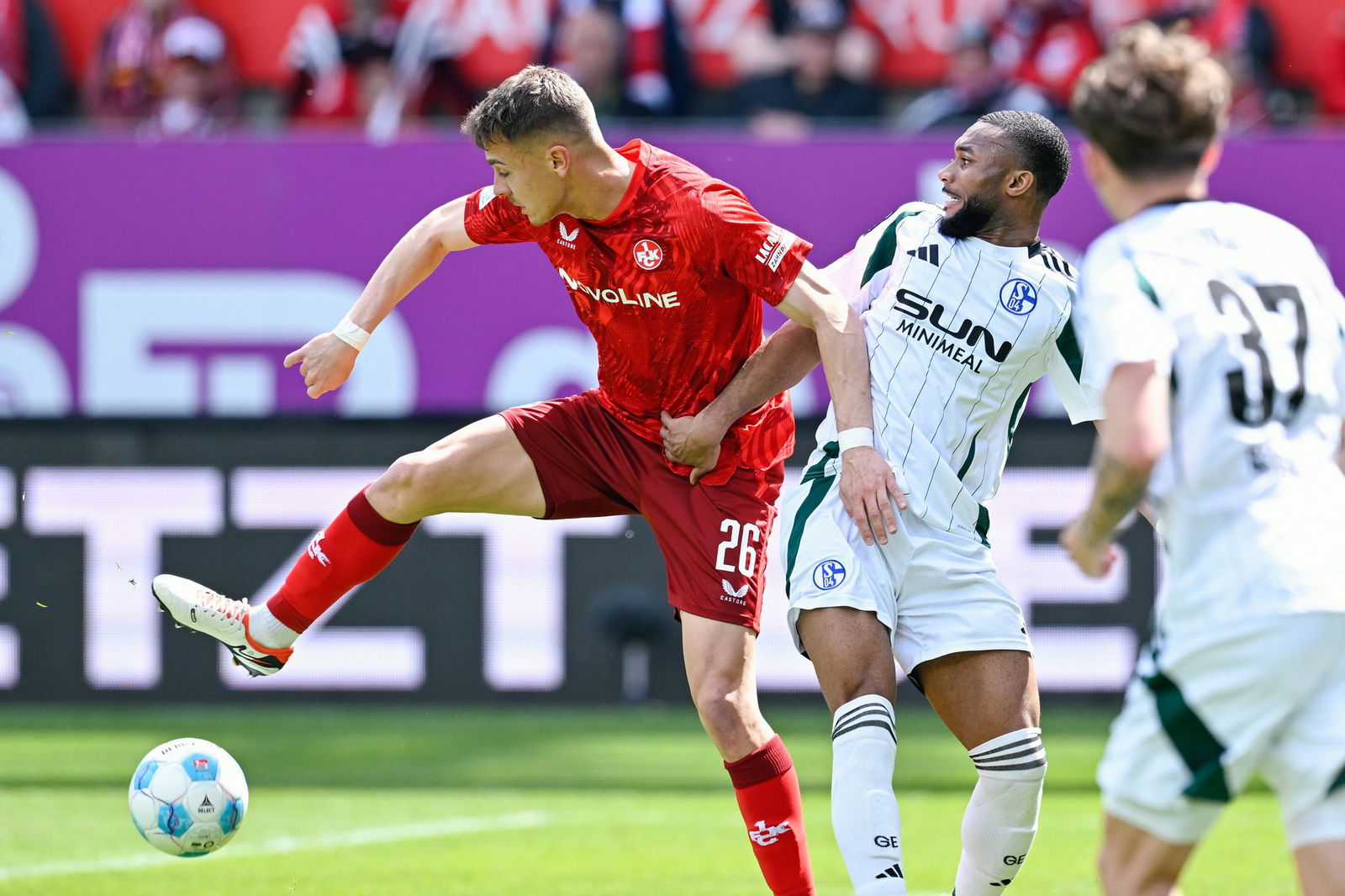 Schalkes Moussa Sylla (r) gelang gegen den 1. FC Kaiserslautern der zwischenzeitliche Ausgleich.