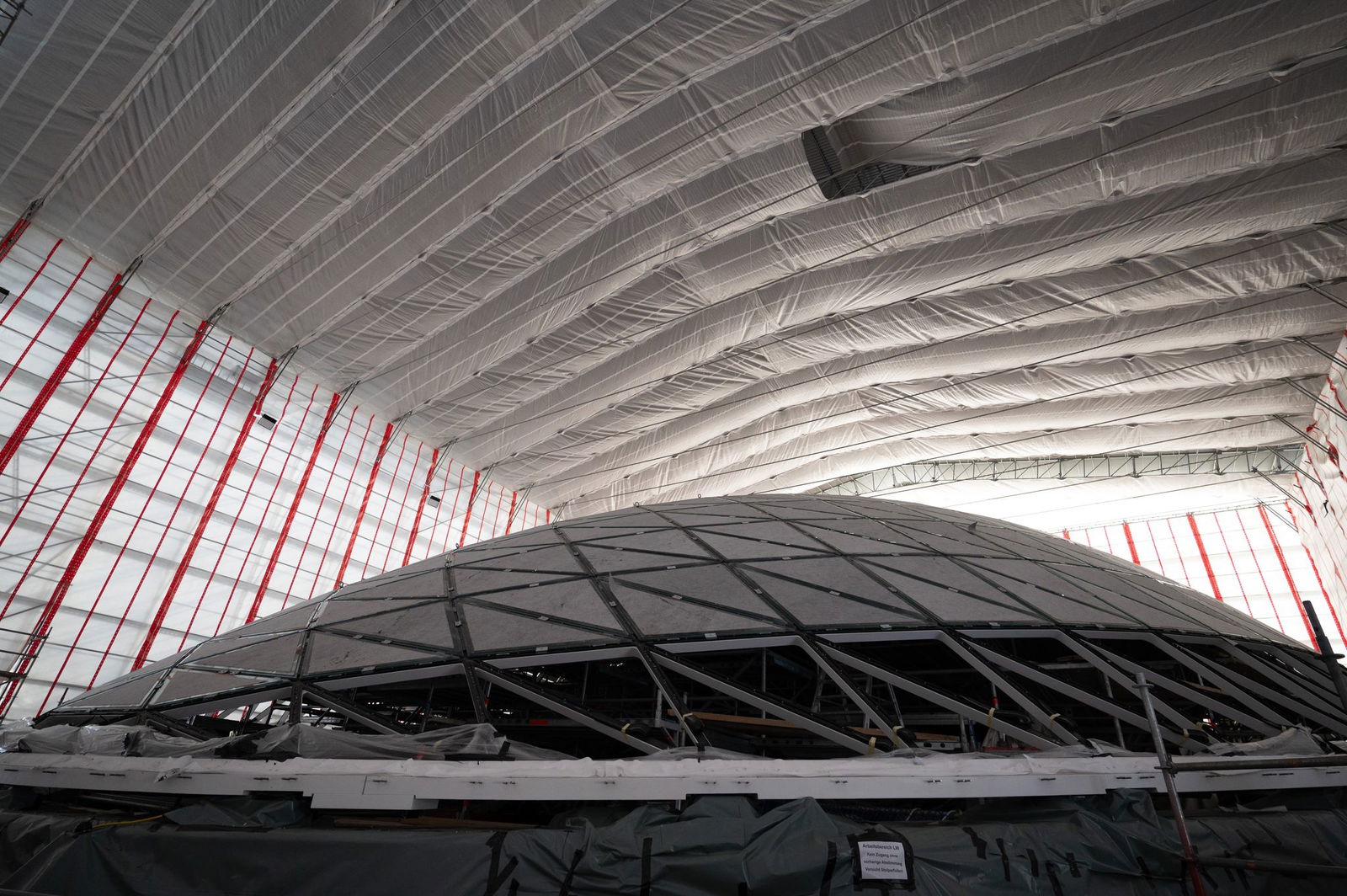 Die Gitterschale des Südeingangs ist 8,5 Meter hoch. 