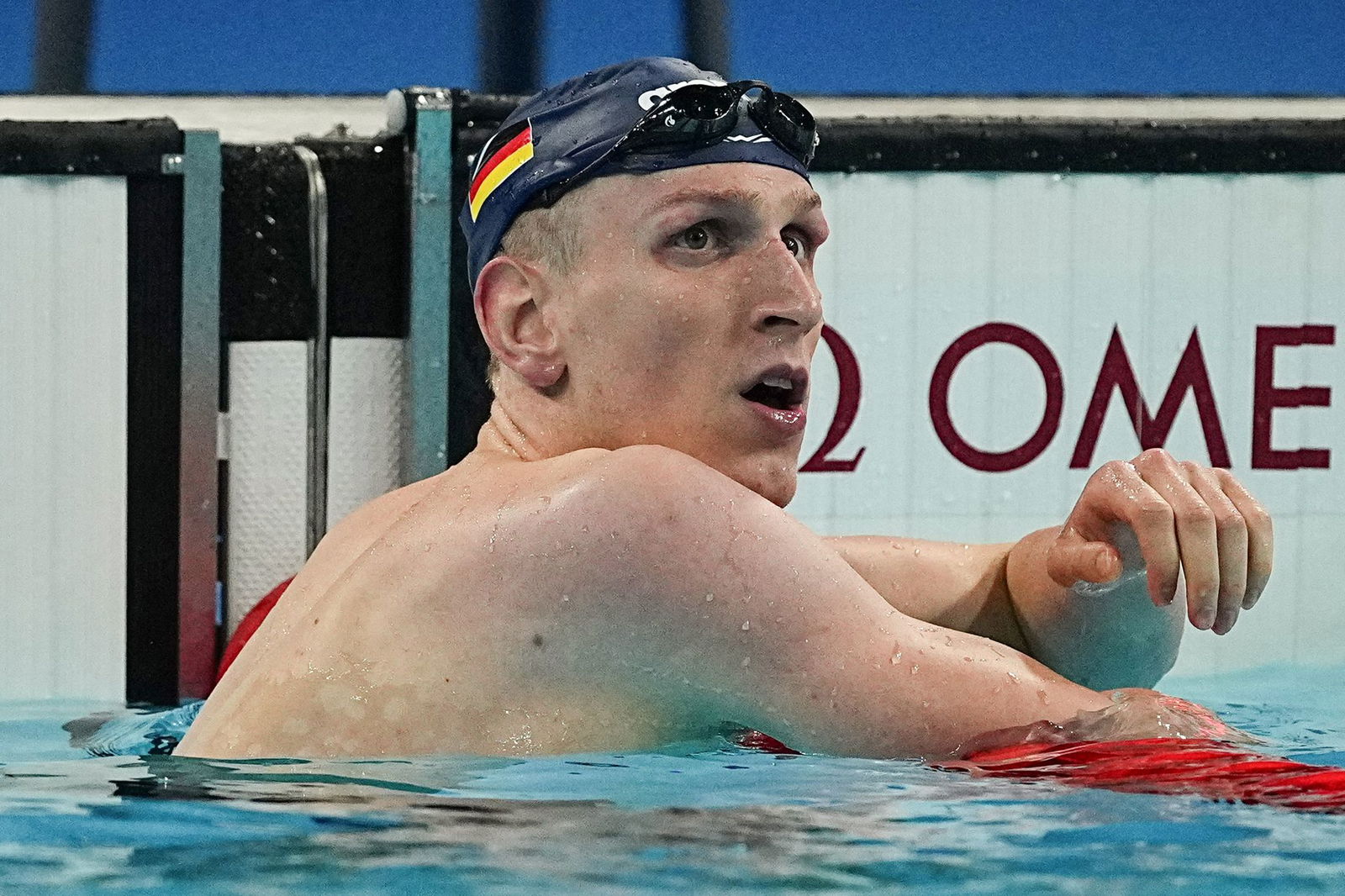 Lukas Märtens freut sich über einen Weltrekord über 400 Meter Freistil.