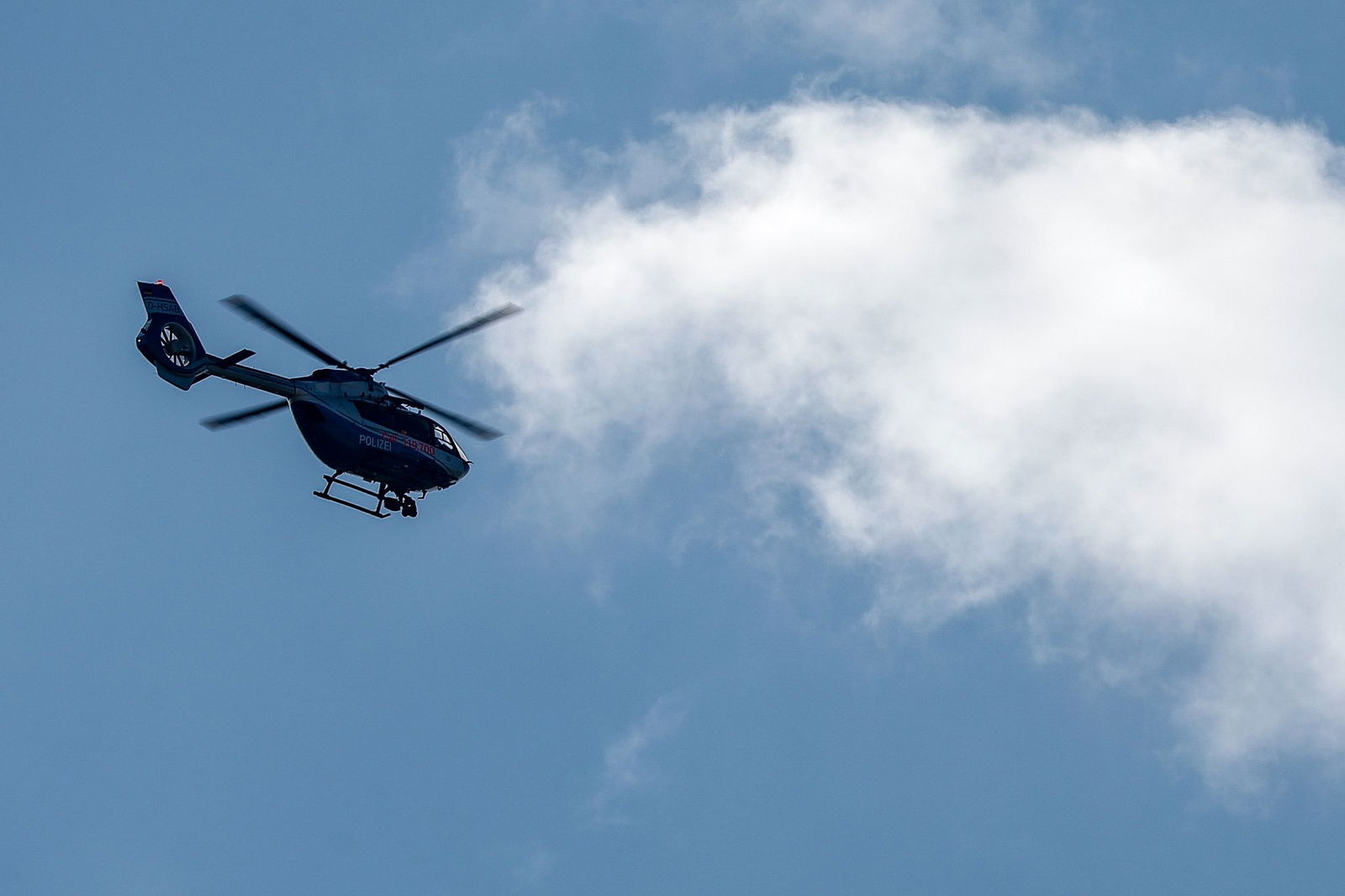 Ein Polizeihubschrauber half bei der Suche nach einem möglicherweise abgestürzten Kleinflugzeug. (Symbolbild)