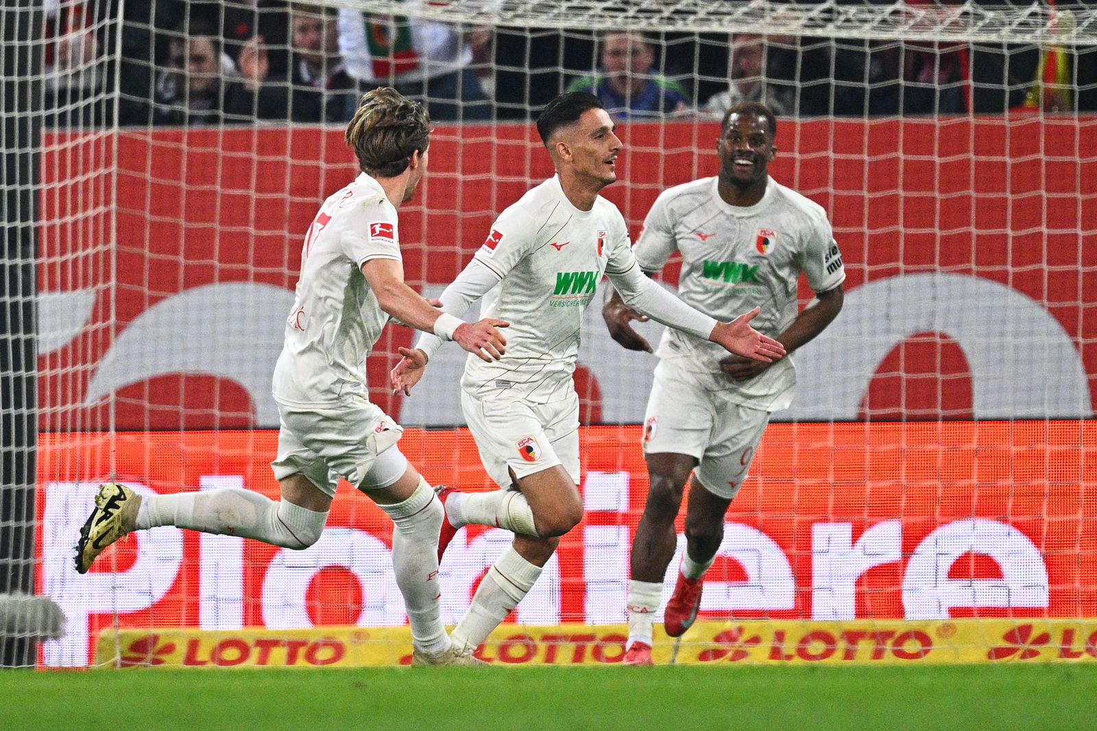 Dimitrios Giannoulis (m) erzielte die Augsburger Führung.