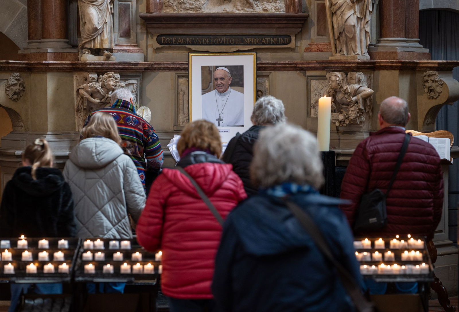 Viele halten am Gedenkort inne.
