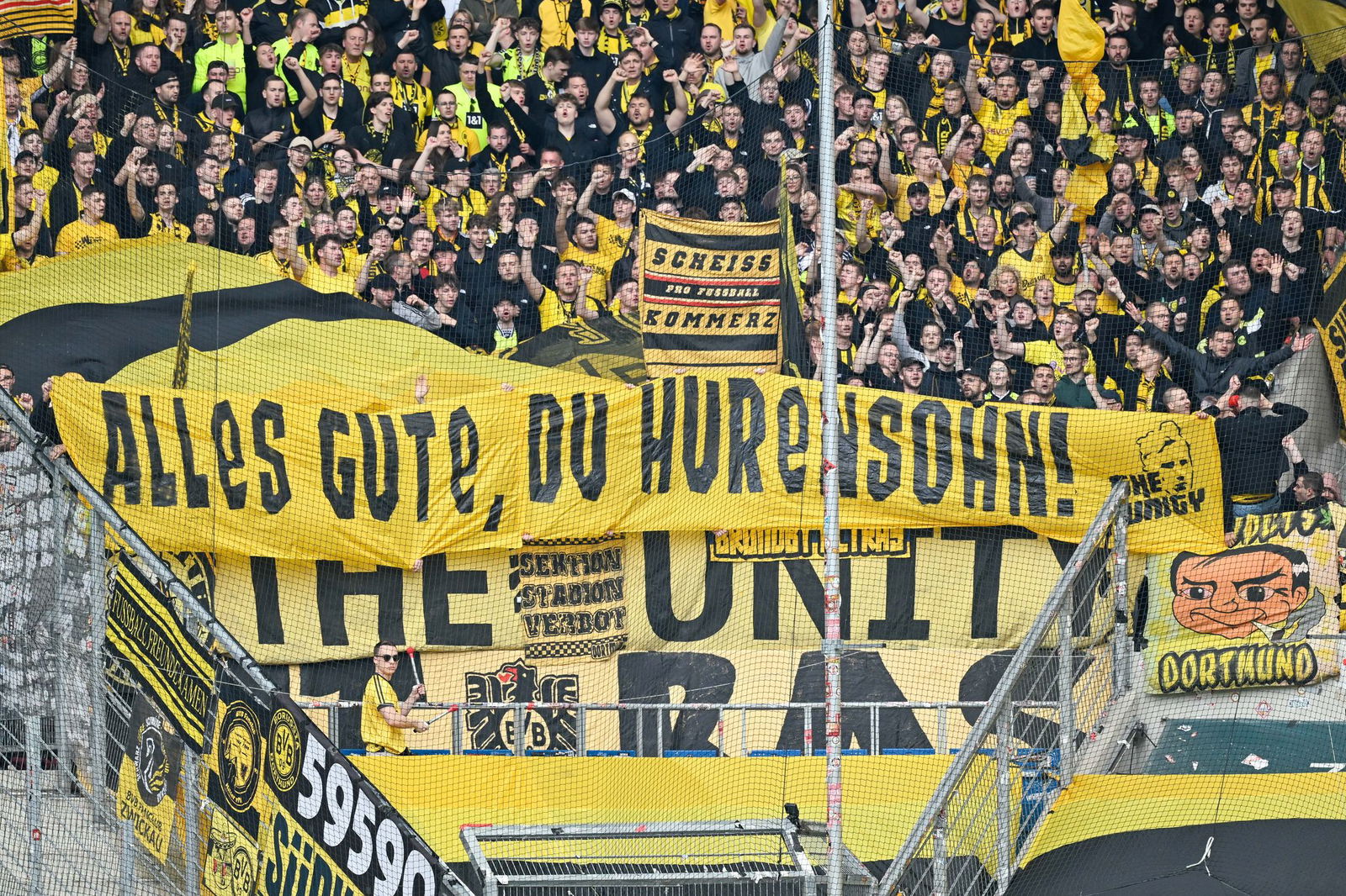 BVB-Fans zeigen ein Transparent gegen den langjährigen Hoffenheim-Mäzen Dietmar Hopp in Sinsheim.