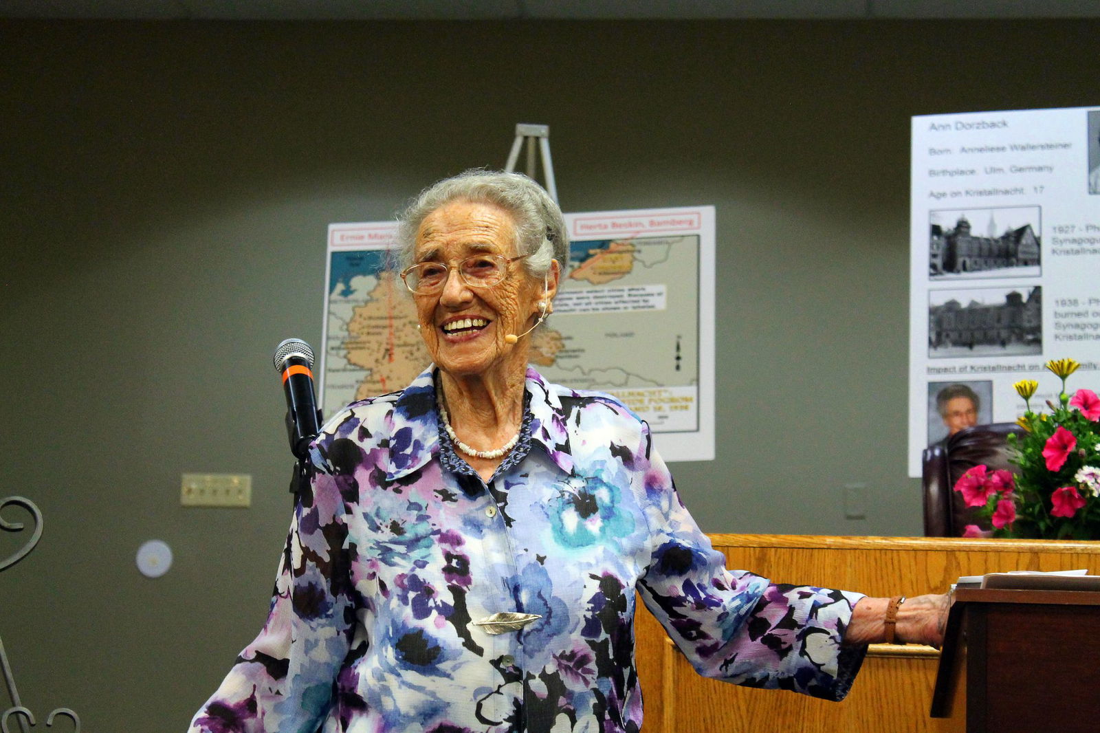 Dorzback wurde 1921 in Ulm als Anneliese Wallersteiner in eine jüdische Unternehmerfamilie geboren.