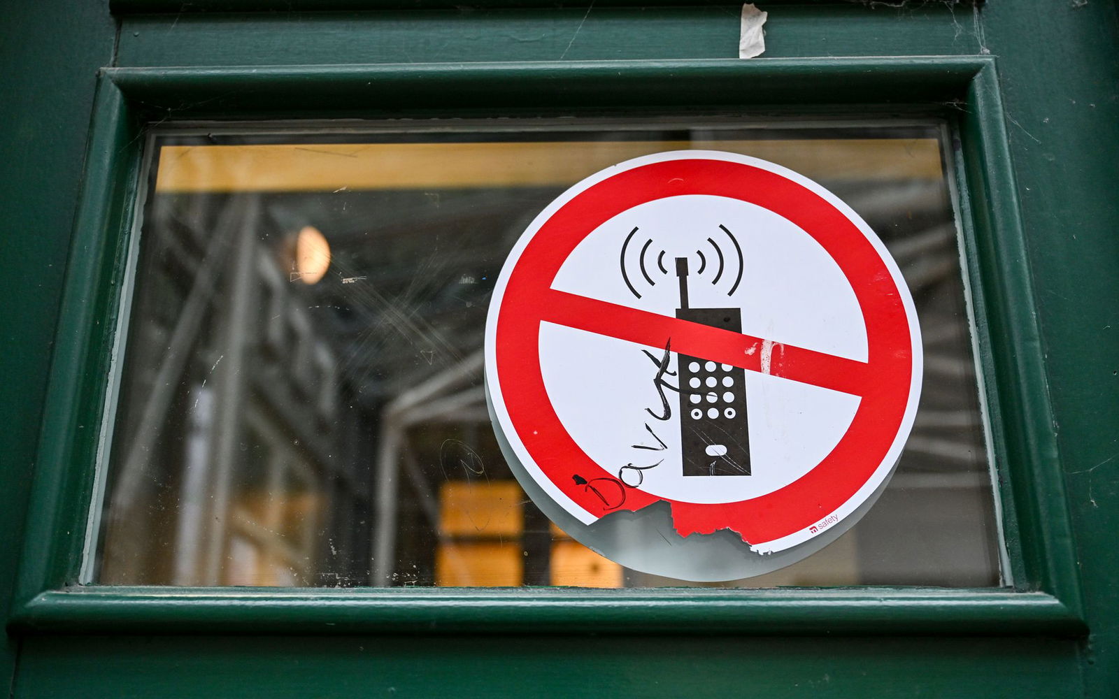 Ist die private Nutzung von Handys an rheinland-pfälzischen Schulen bald weitgehend tabu? (Archivbild)