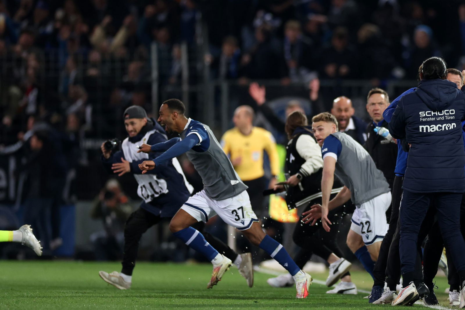 Der Moment des Siegs: Bielefelder Spieler stürmen auf den Rasen.