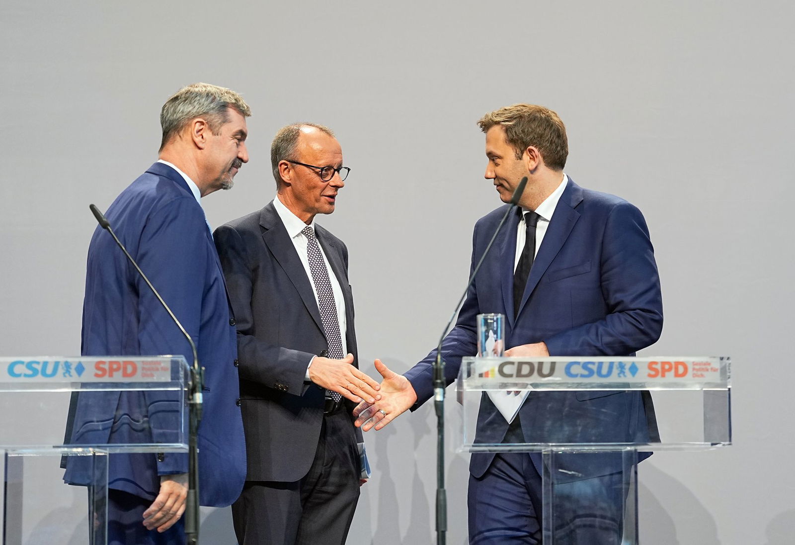 Die Parteichefs von CDU, CSU und SPD stellen den Koalitionsvertrag vor.