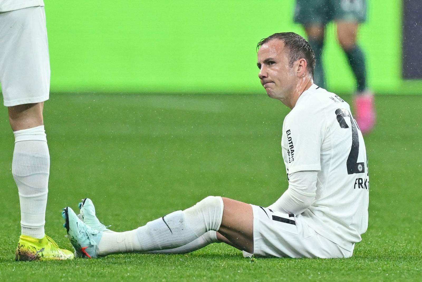 Ex-Weltmeister Götze musste verletzt früh raus.