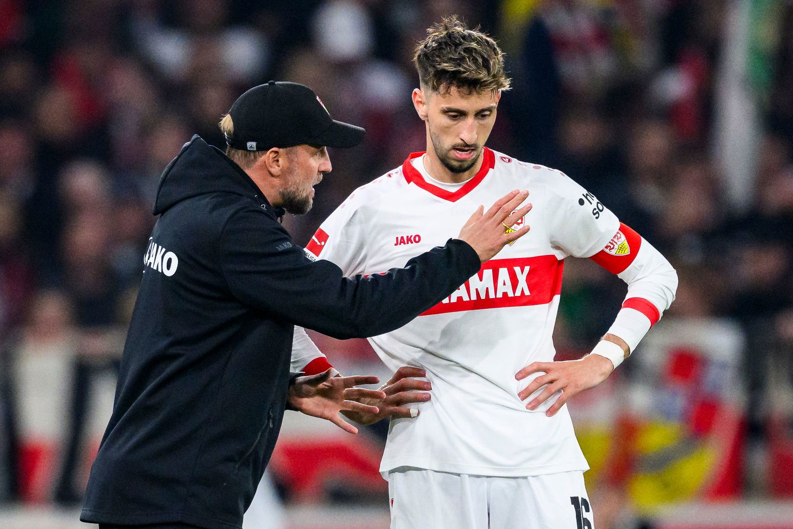 VfB-Trainer Sebastian Hoeneß suchte das Gespräch mit seinem Kapitän Atakan Karazor.