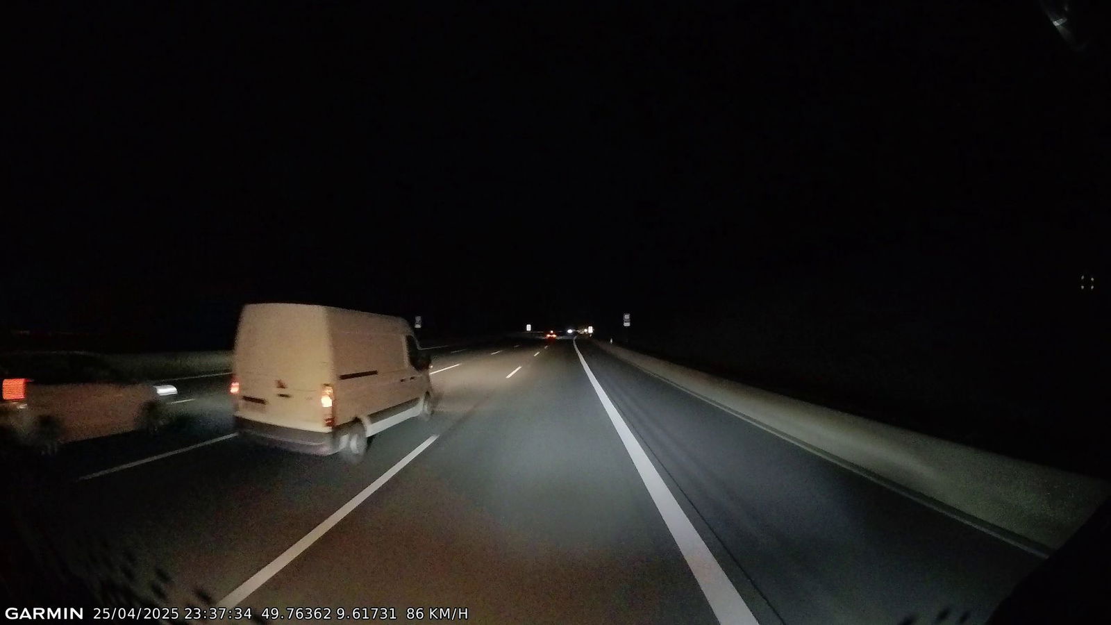 Der Fahrer dieses weißen Transporters soll einen Mann auf der A3 erfasst und tödlich verletzt haben. Dann soll er weitergefahren sein.