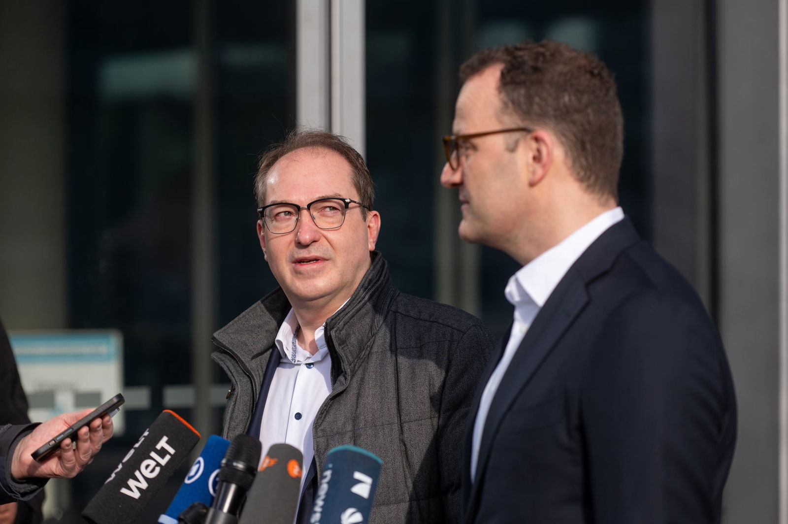 Es gibt noch etliche nicht geeinte Themen in den Koalitionsverhandlungen. CSU-Landesgruppenchef Alexander Dobrindt (links) und CDU-Verhandler Jens Spahn (rechts) äußern sich dennoch optimistisch.