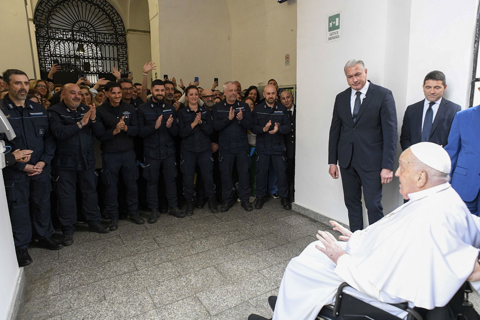 Bei seinem Besuch in einem Gefängnis am Gründonnerstag wurde der Papst mit Applaus begrüßt.