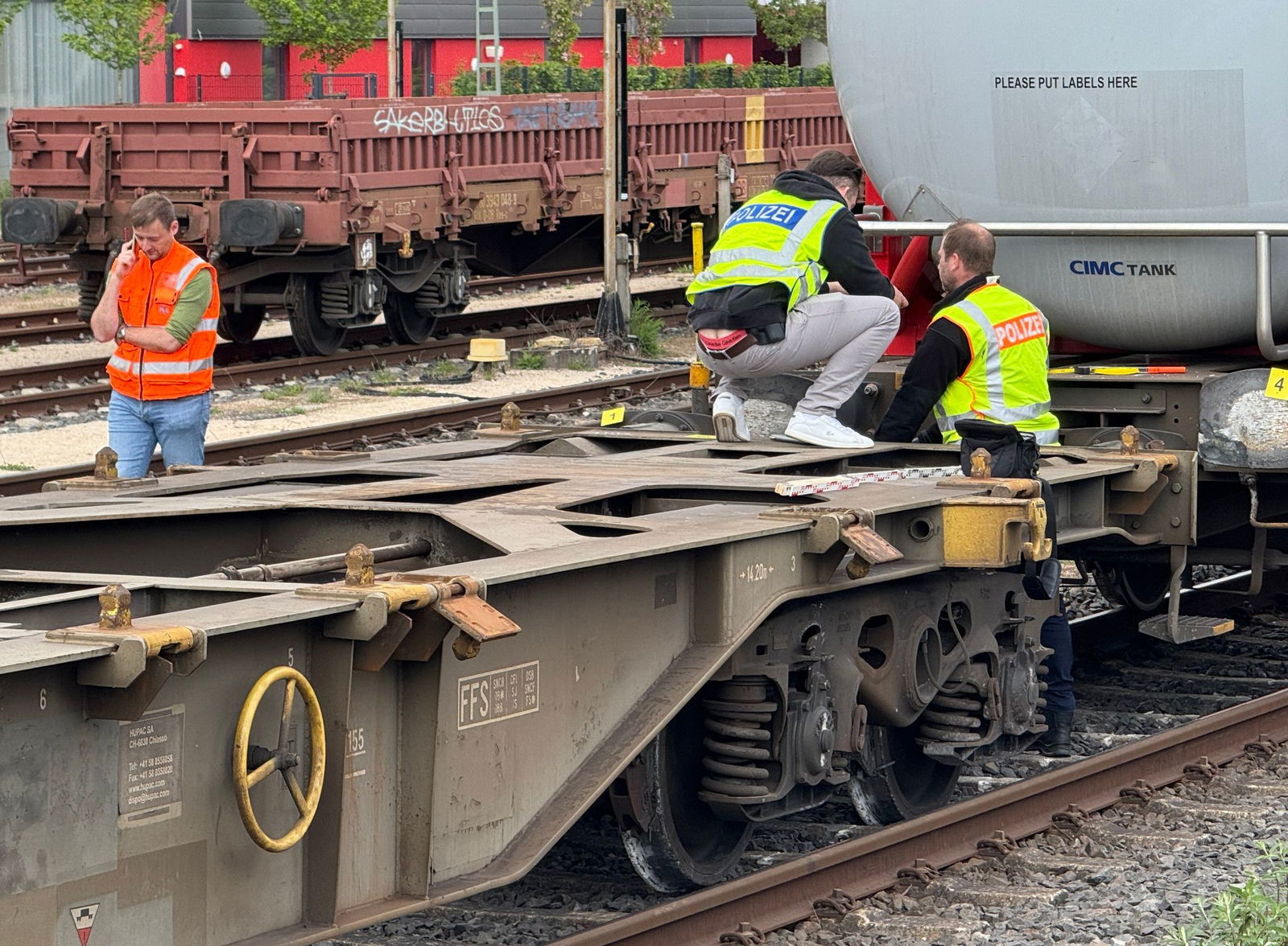 Die Bundespolizei sichert Spuren.