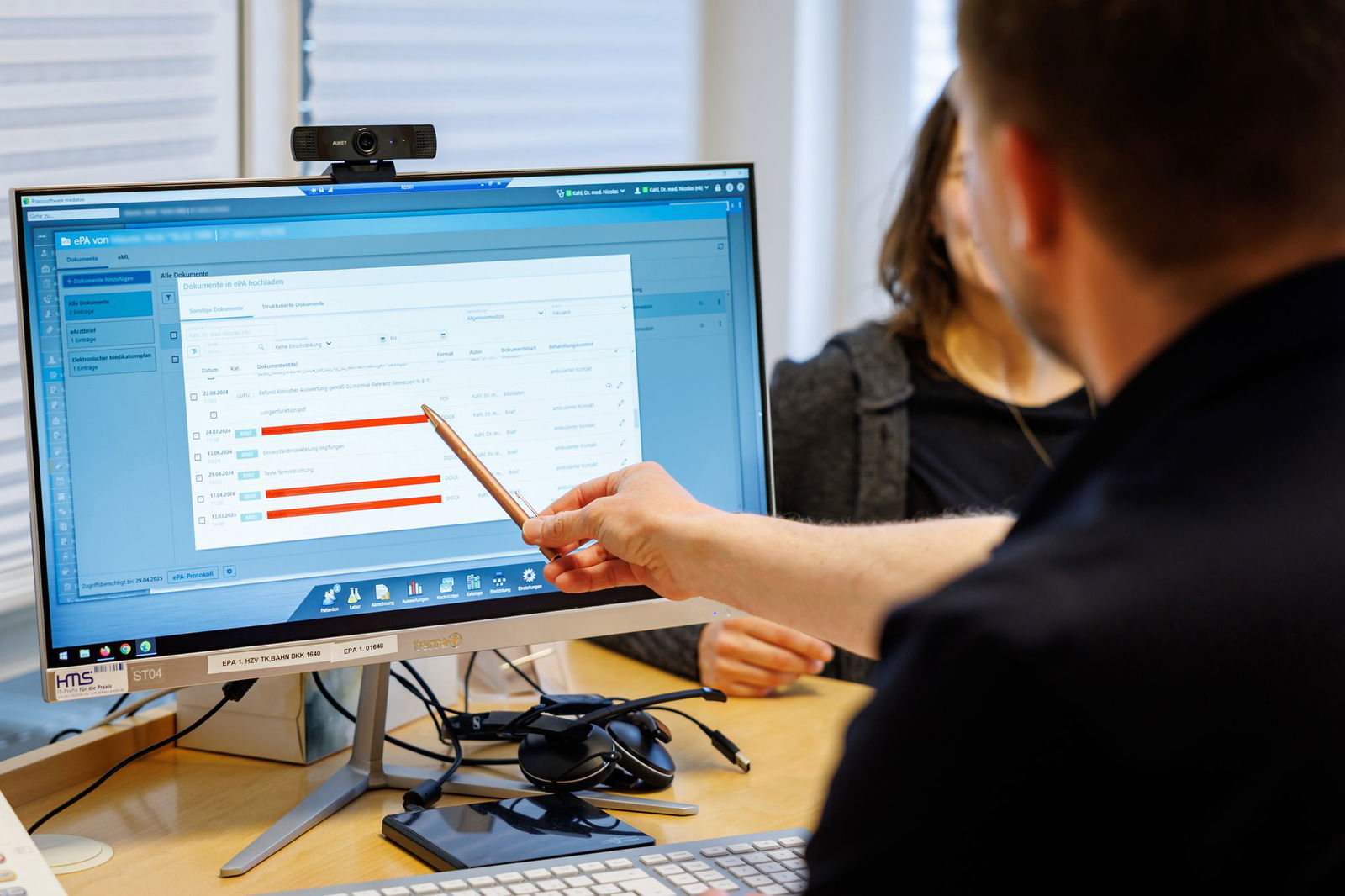 Zugriff auf die ePA bekommen Ärzte, wenn Patienten ihre Versichertenkarte in das Lesegerät stecken. Sie können die Zugriffsrechte aber auch per App einschränken.