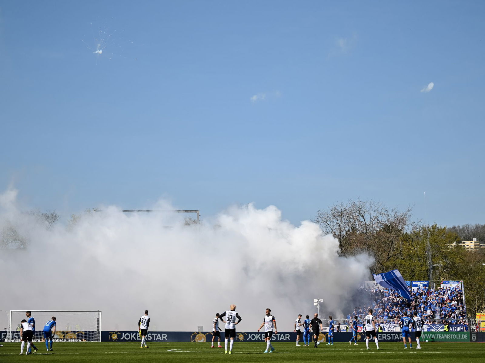 Magdeburgs Fans brannten im Donaustadion Pyrotechnik ab.