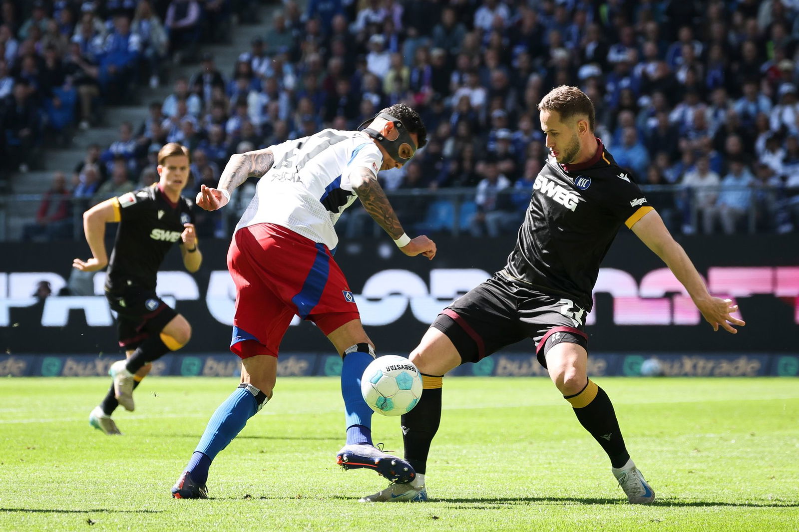 Der Hamburger SV und Davie Selke (l) patzen gegen Karlsruhe mit Christoph Kobald.