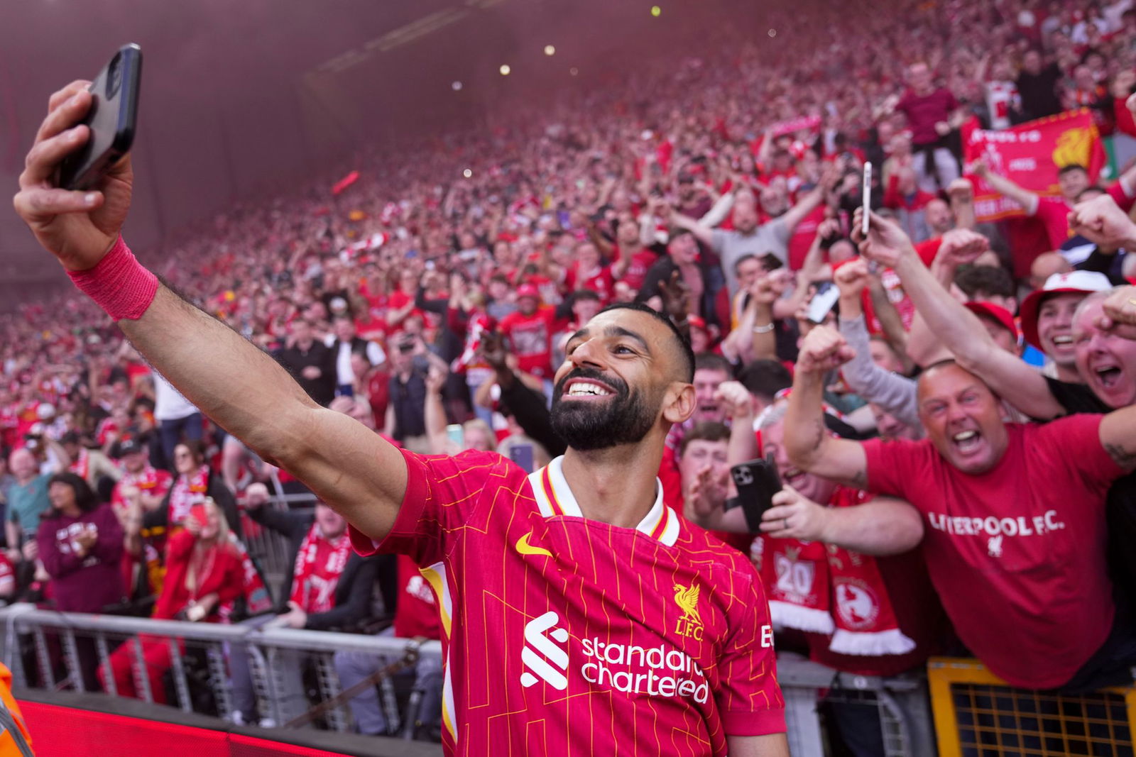 Der überragende Mohamed Salah feierte seinen 28. Saisontreffer mit einem Selfie vor der Tribüne.