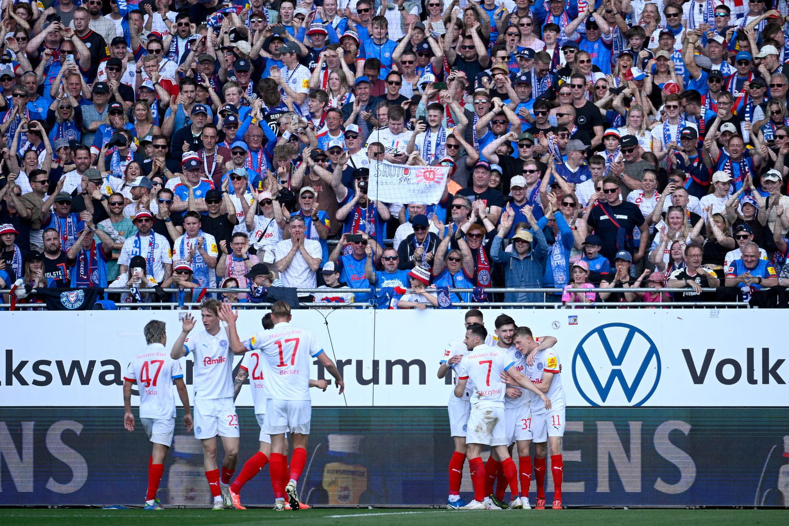 Die Kieler jubelten über einen wichtigen Sieg im Abstiegskampf.