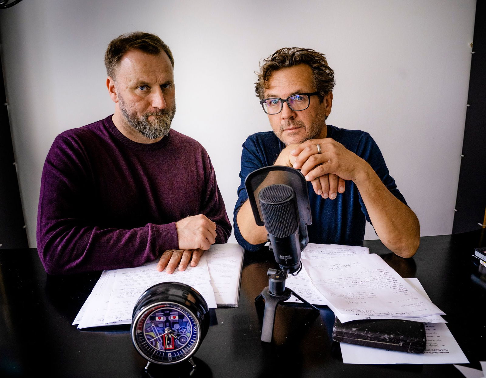 Kai Schwind (l) und Andreas Fröhlich treffen sich regelmäßig und reden über Hörspiel-Anekdoten.