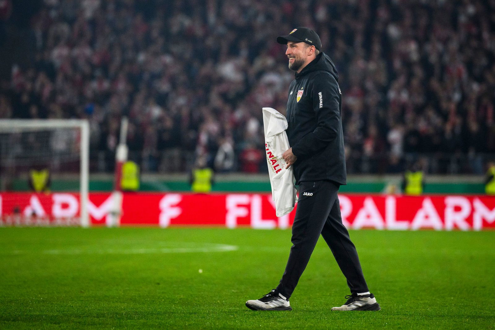 Nach dem Pokal-Coup steht für den VfB und Sebastian Hoeneß wieder der Liga-Alltag an.