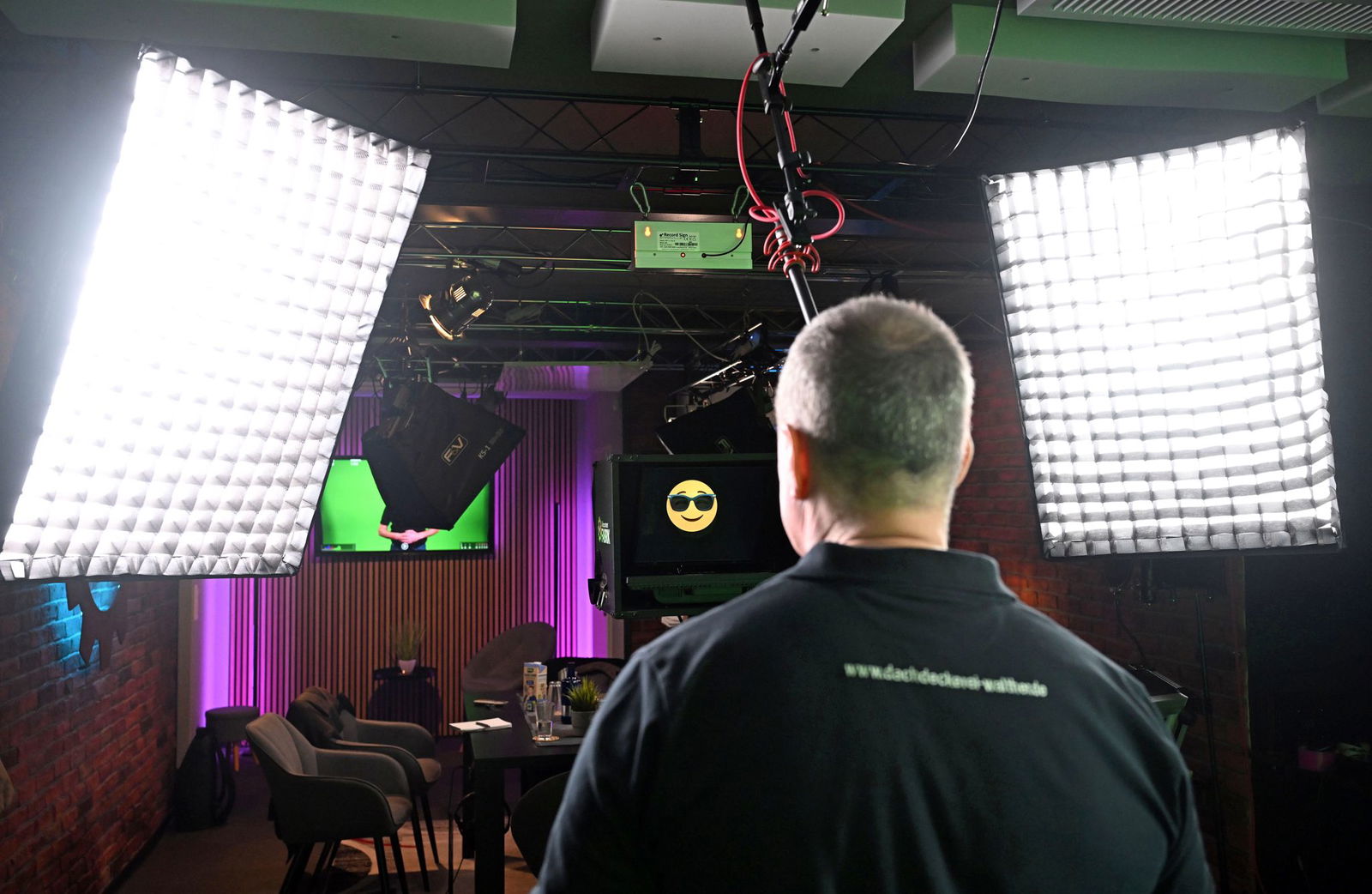 Während der Aufnahmen sollen die Menschen auf den Emoji gucken. Viele fangen dann auch, ihn zu beschreiben.