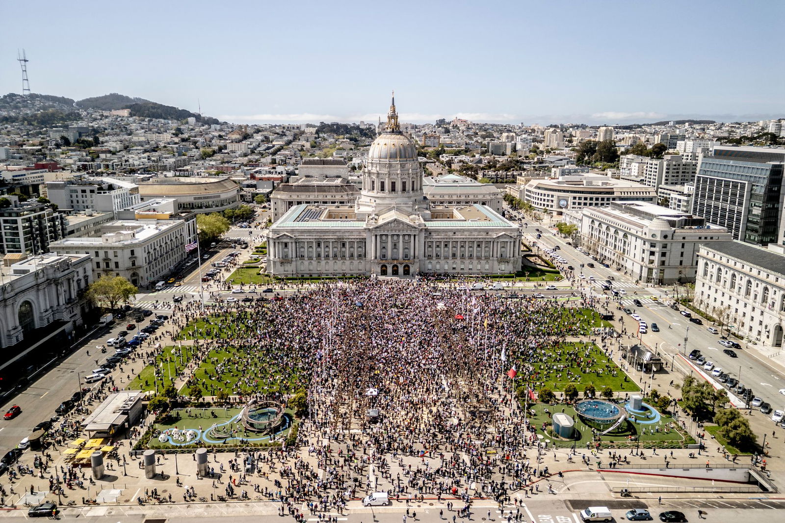Auch in San Francisco versammelten sich viele Menschen im Protest gegen Trump und dessen Regierung.