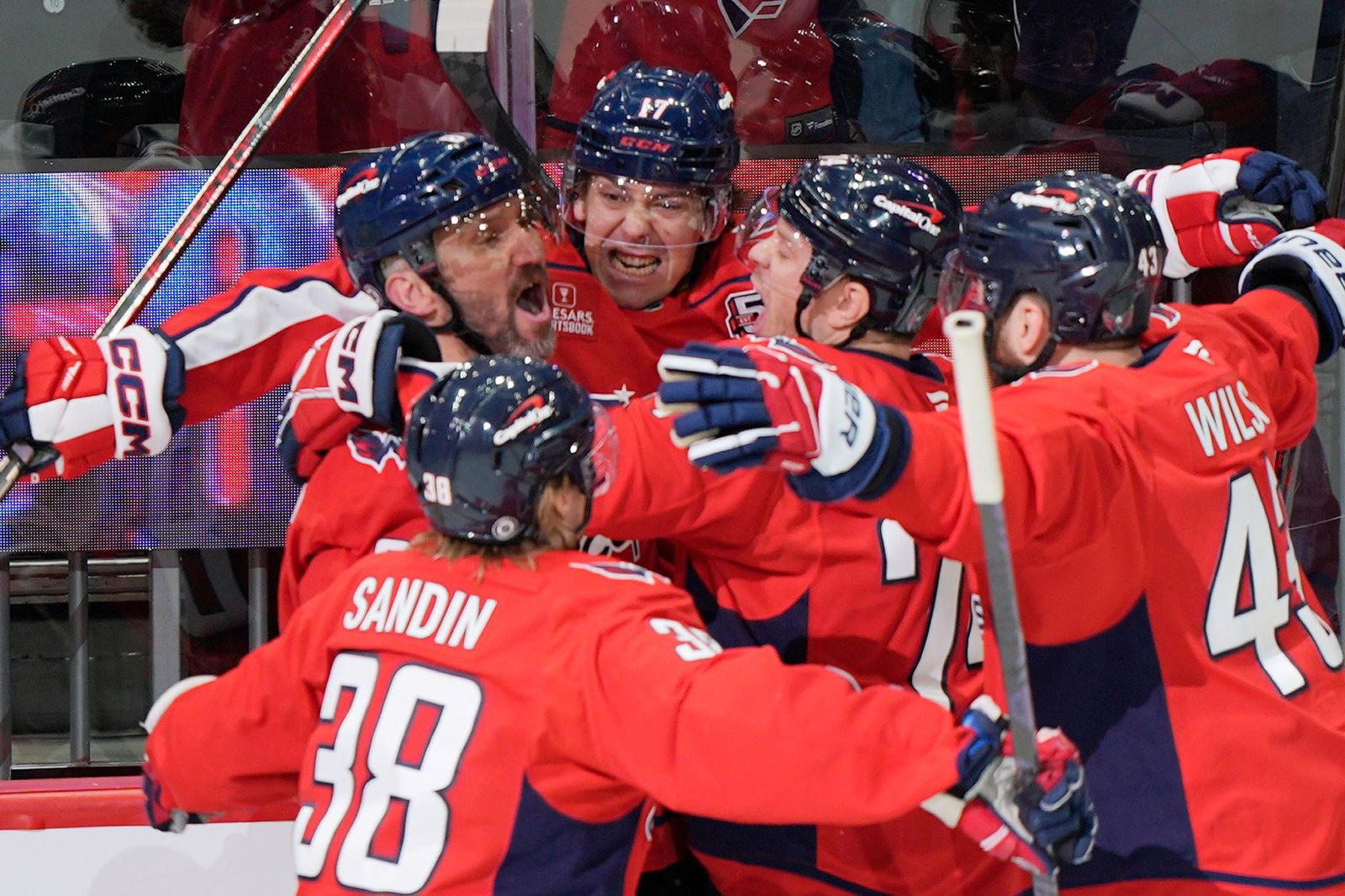 Ausgelassene Freude: Alexander Owetschkin (l) trifft zum Torrekord in der NHL.