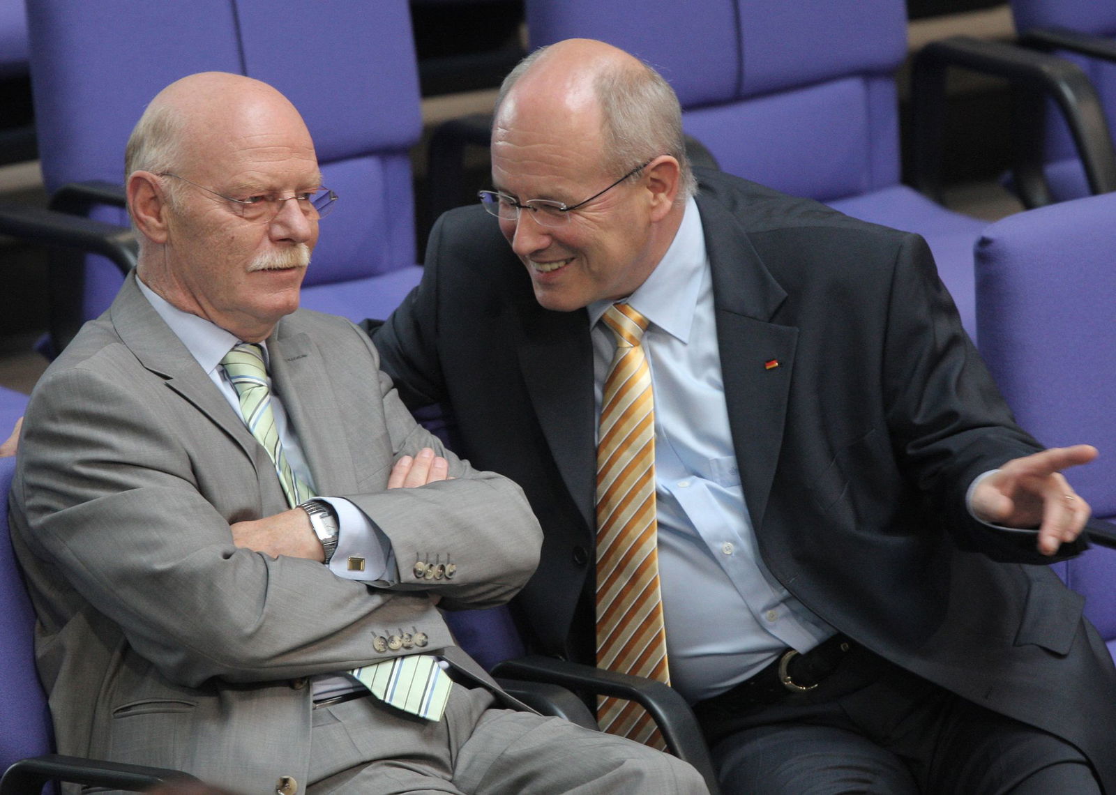 Freundschaft über Fraktionsgrenzen hinweg: Struck und Kauder 2007 im Bundestag (Archivbild)