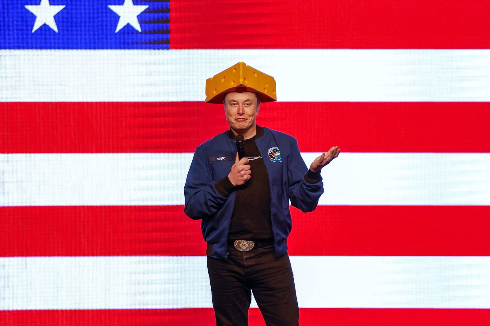 Musk ist bekannt für seine mitunter bizarren Auftritte - und trug in Wisconsin einen Käsehut zur Schau. 