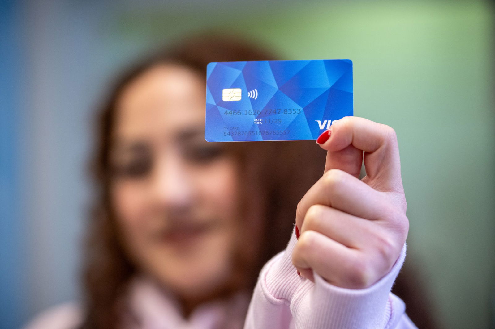 Die  Umsetzung der Bezahlkarte für Geflüchtete in Rheinland-Pfalz stößt bei Kommunen und Kreisen auf Kritik. (Symbolbild)
