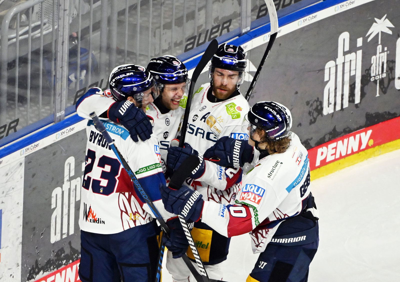 Die Eisbären Berlin können auch im vierten Halbfinale gegen Mannheim einen Sieg bejubeln und stehen erneut im DEL-Finale.