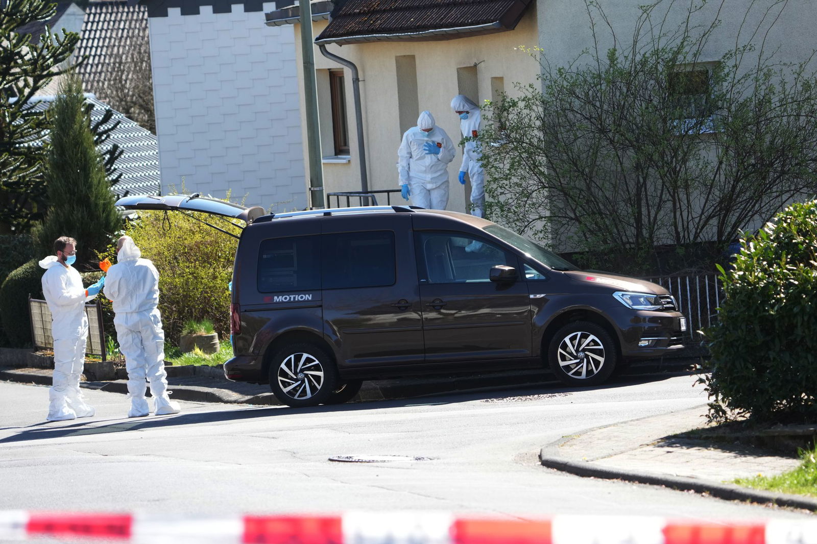 Bei den Toten handelt es sich um eine dreiköpfige Familie. 