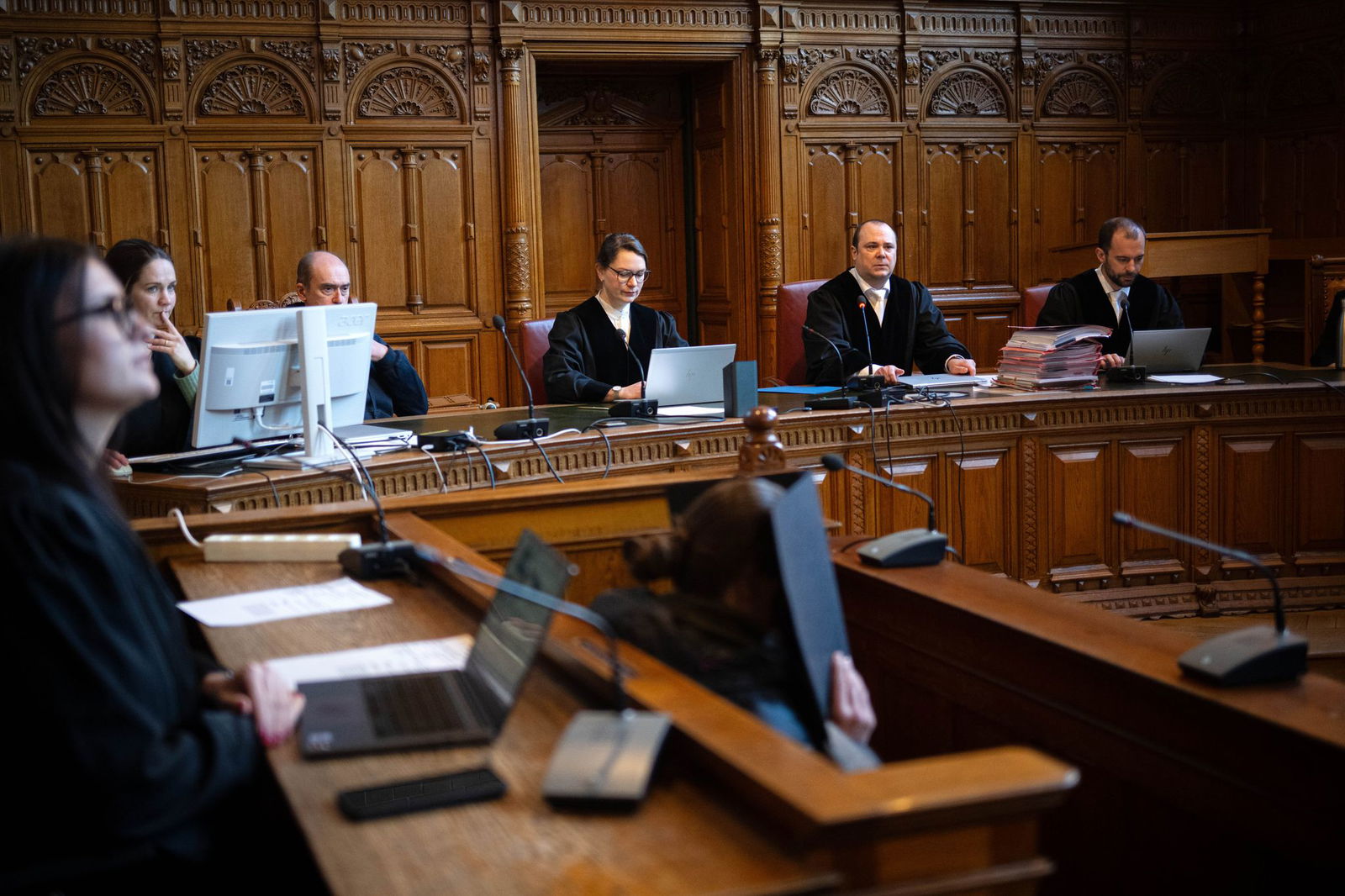 Nach einem Angriff mit Armbrust und Hammer auf einem Bremer Friedhof ist ein Ehepaar zu Haftstrafen verurteilt worden. (Archivbild)