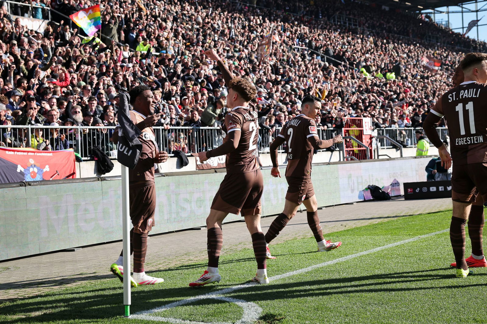 Oladapo Afolayan (l) jubelt über den Ausgleich