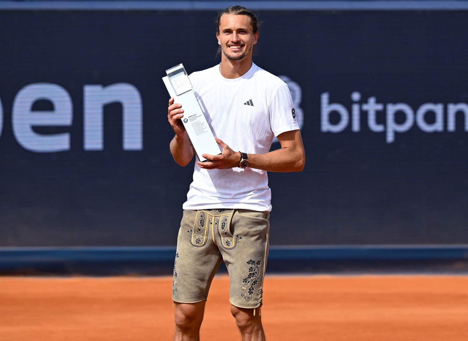 Siegerpose mit Lederhose: Alexander Zverev gewinnt in München.