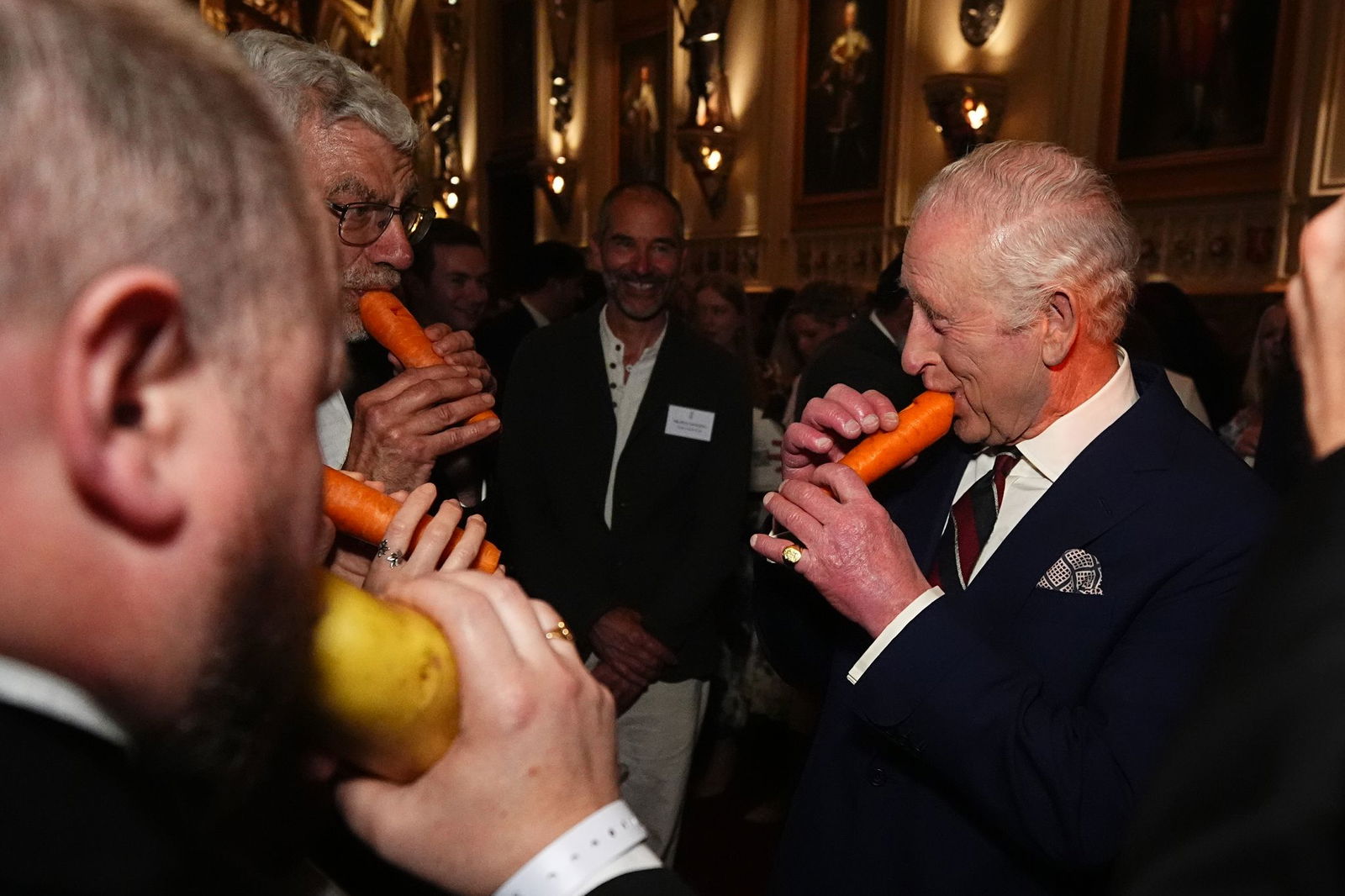 Die Instrumente sind aus Gemüse handgemacht.