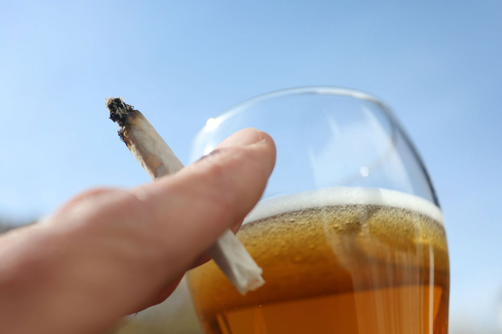 Laut Medizinern ist Alkohol gefährlicher als Cannabis. (Symbolbild)