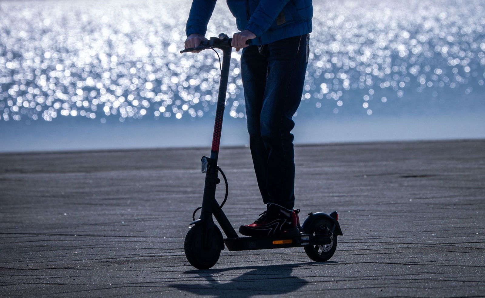 E-Scooter dürfen immer nur alleine gefahren werden. (Symbolbild)