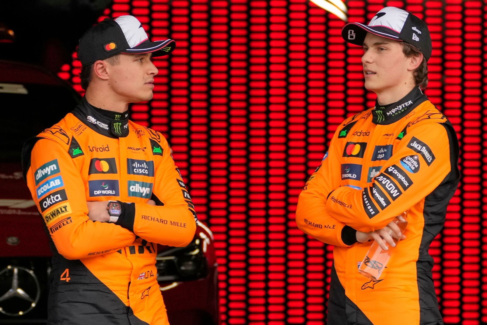 Lando Norris (l) und Oscar Piastri können Max Verstappen nicht kontern.