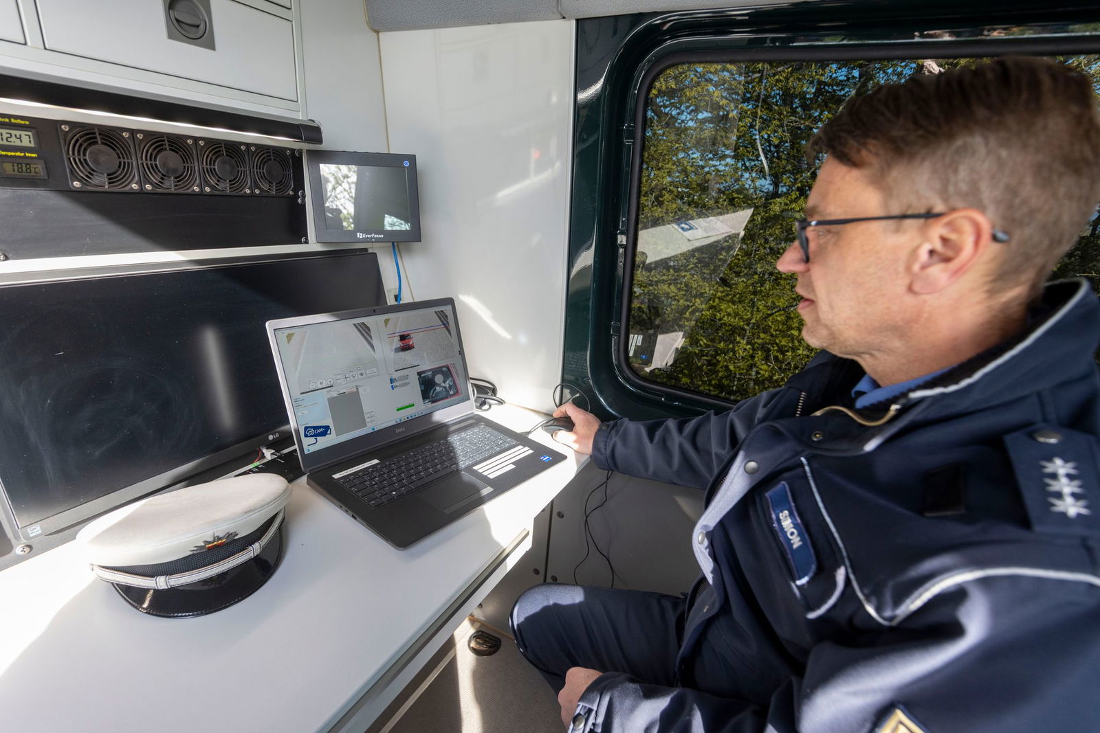 Wenn das Gerät einen Handyverstoß annimmt, werden die Bilder des betroffenen Fahrzeugs genauer betrachtet. 