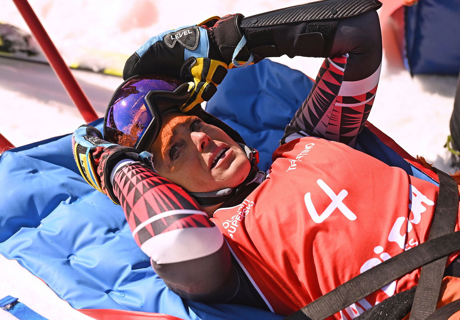 Federica Brignone steht die Verzweiflung nach ihrer schweren Verletzung ins Gesicht geschrieben.