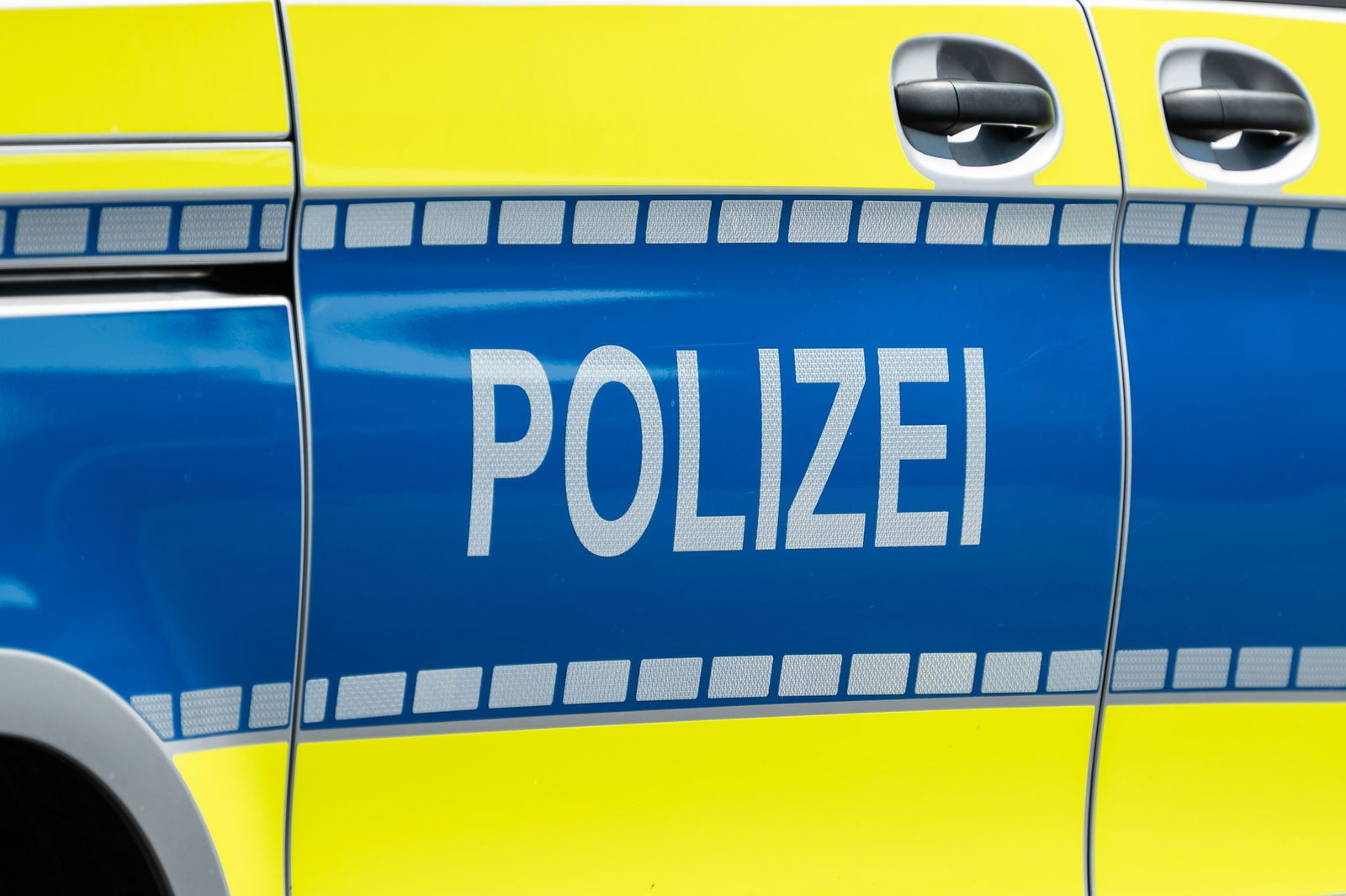 Die Polizei ermittelt nun wegen mehrerer Straftaten gegen den Autofahrer. (Symbolbild)