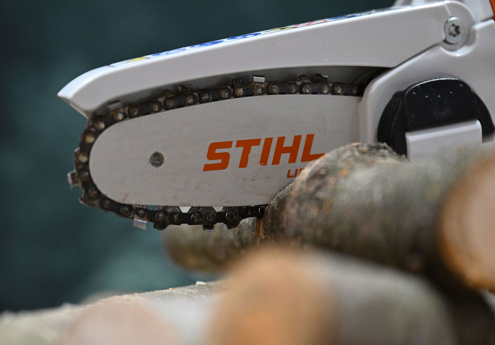 Wegen der schwierigen Marktlage sollen bei Stihl weltweit Hunderte Stellen wegfallen. (Archivbild)