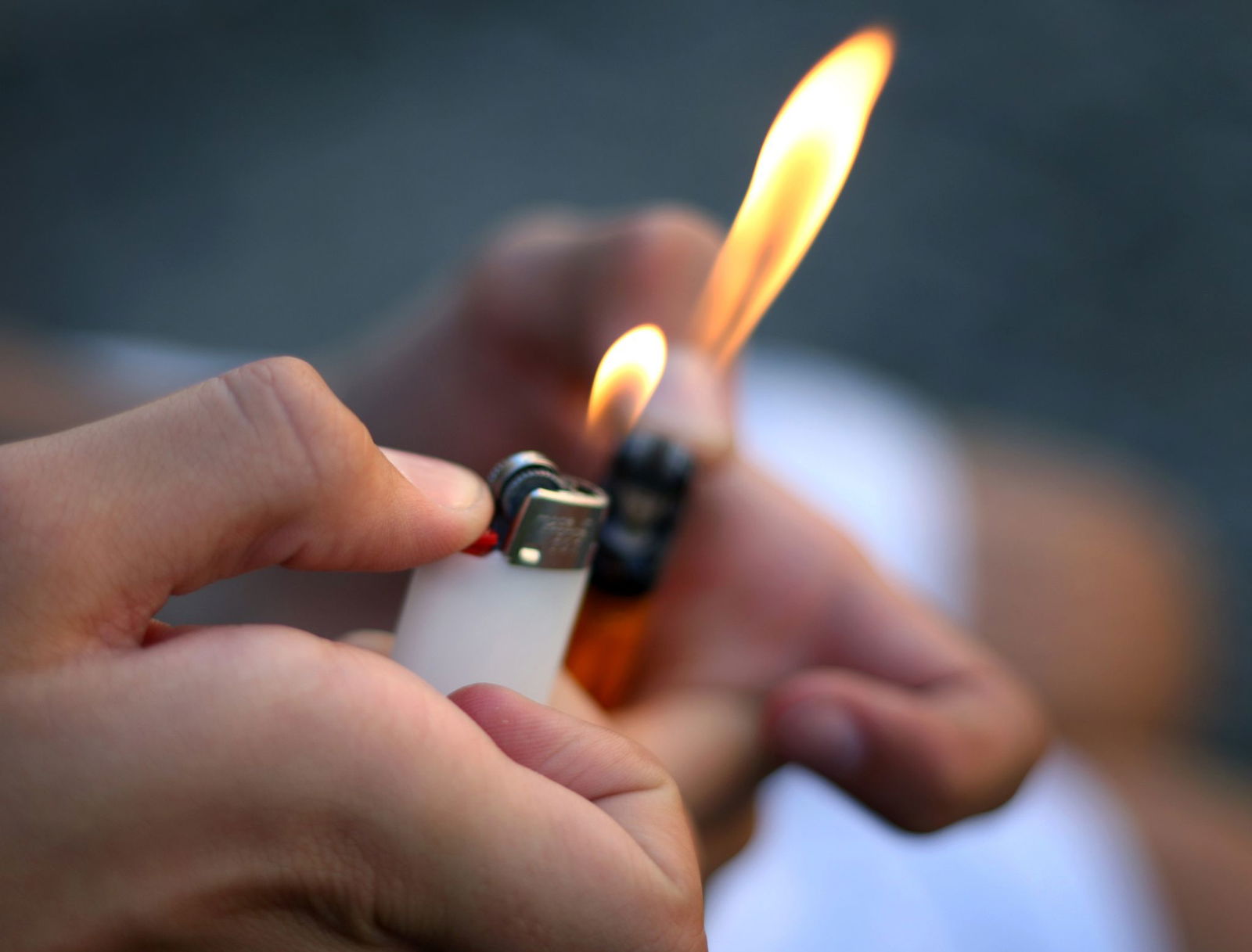 Mit einem Feuerzeug hat ein unbekannter ein Hakenkreuz in eine Tür gebrannt. (Symbolbild)