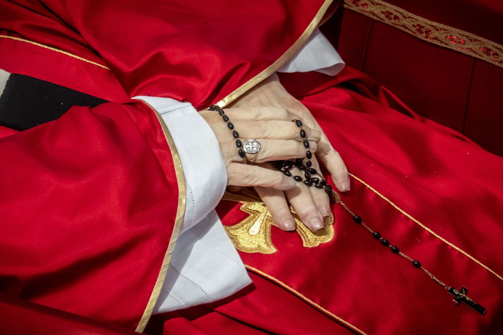 Noch liegt der tote Papst im offenen Sarg im Petersdom.