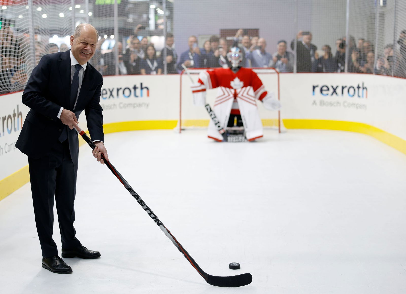 Das Eishockey-Duell zwischen Scholz und dem «Robo Goalie» endete ohne Treffer.